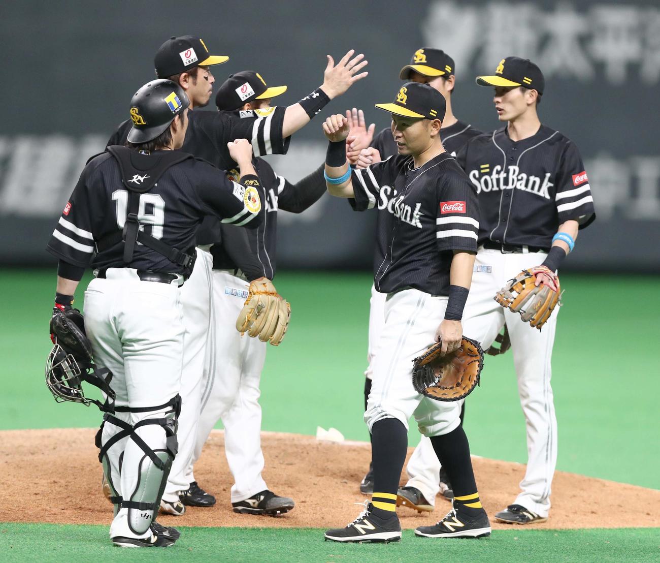 日本ハム対ソフトバンク　試合後、タッチするソフトバンクナイン（撮影・黒川智章）