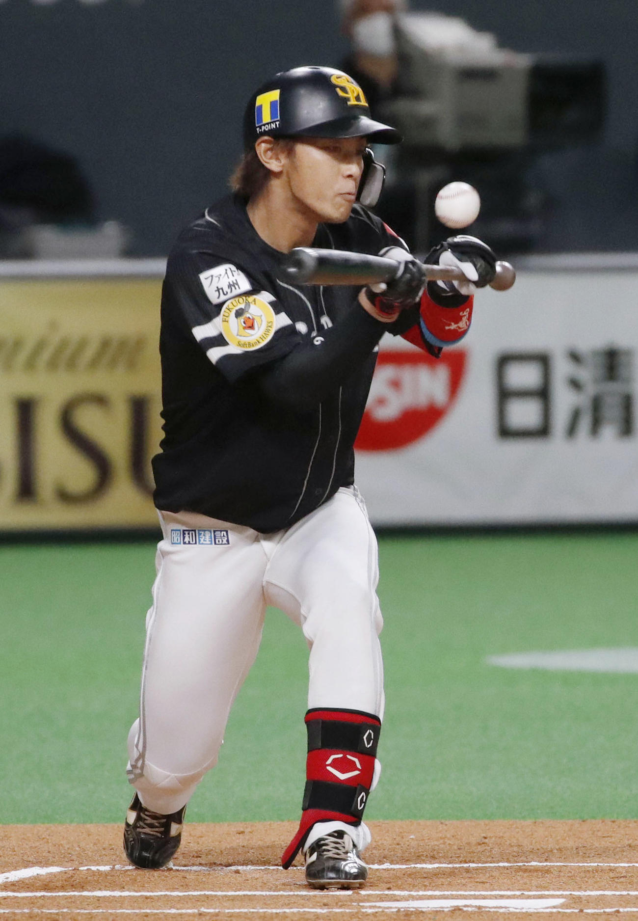 1回ソフトバンク無死一塁、今宮が投前バントを決め、通算305犠打のパ・リーグタイ記録を達成（共同）