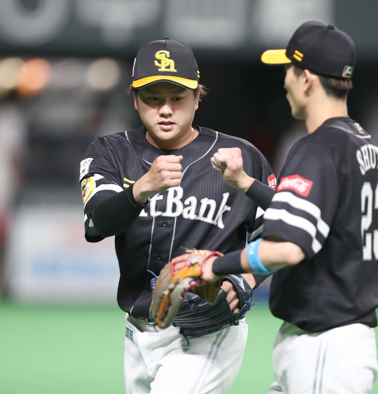 日本ハム対ソフトバンク　6回途中登板の津森は無失点に抑え周東とタッチする（撮影・黒川智章）