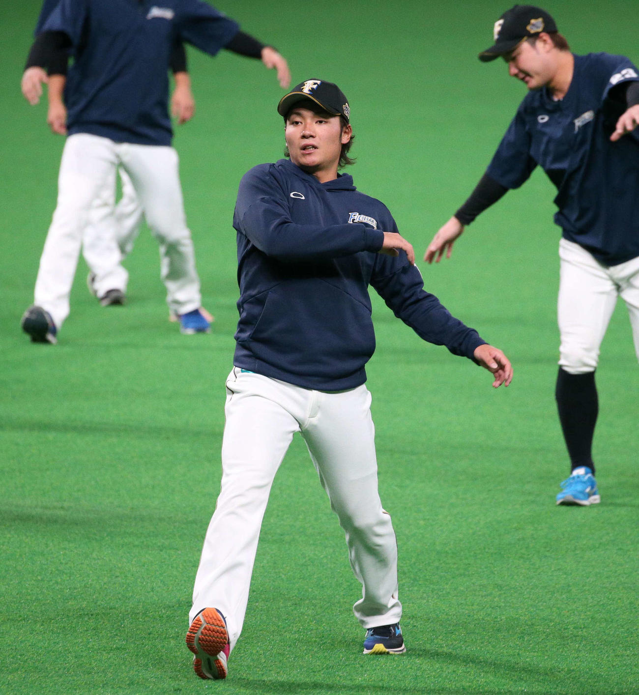 ソフトバンク戦の試合前練習でアップする伊藤（撮影・黒川智章）