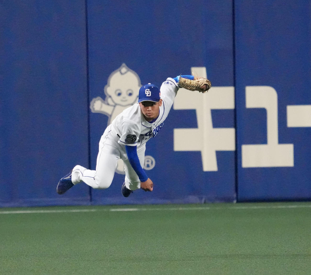 中日対DeNA 1回表DeNA2死二塁、佐野の打球を捕球し本塁へ送球する根尾（撮影・森本幸一）