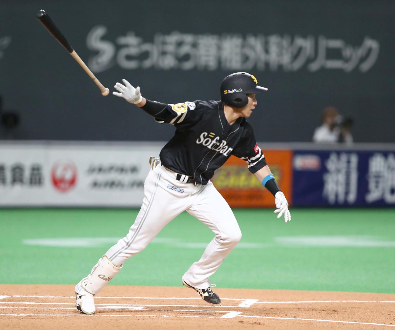 日本ハム対ソフトバンク　1回表ソフトバンク1死二塁、中前適時打を放つ柳田（2021年4月6日撮影）