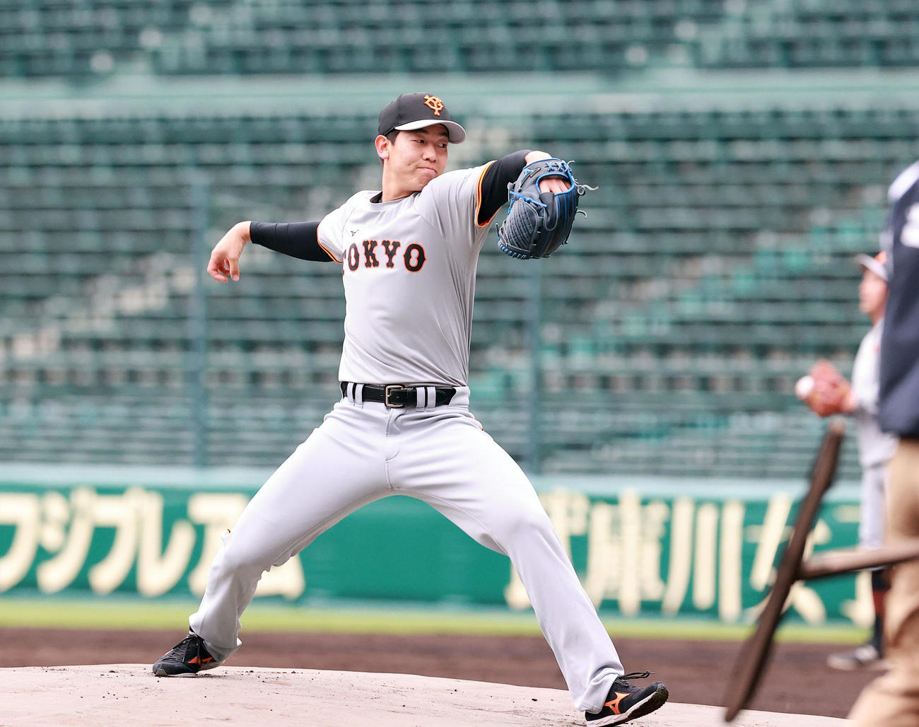 試合前練習でマウンドを確認する巨人畠（2021年4月6日撮影）