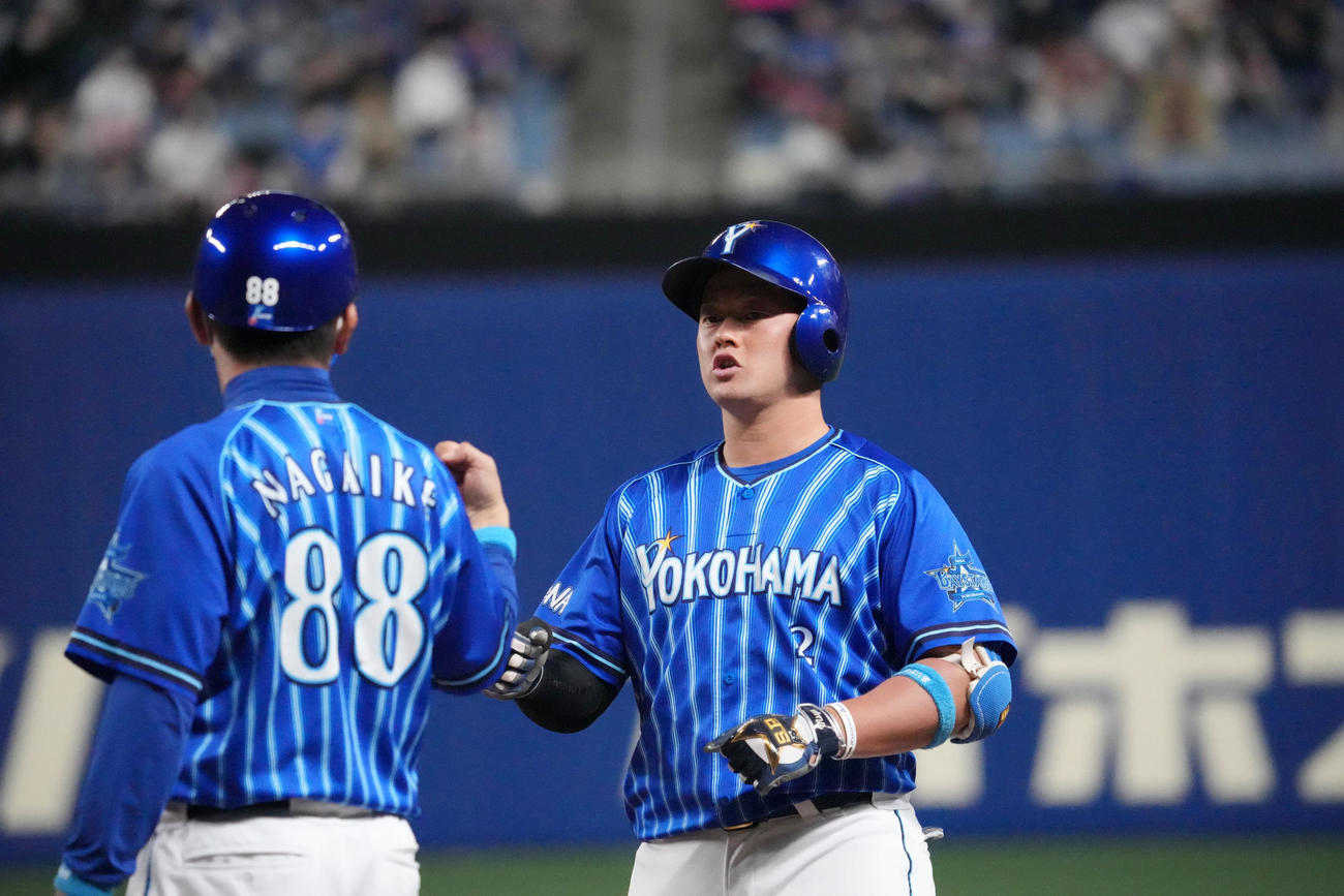 中日対DeNA 6回表DeNA1死二塁、左前安打を放った牧（2021年4月6日撮影）