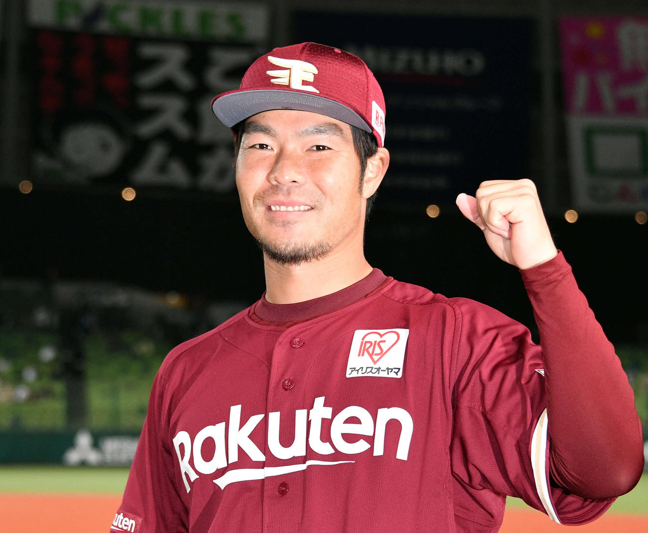 ヒーローインタビューを終えポーズを決める楽天島内（撮影・滝沢徹郎）