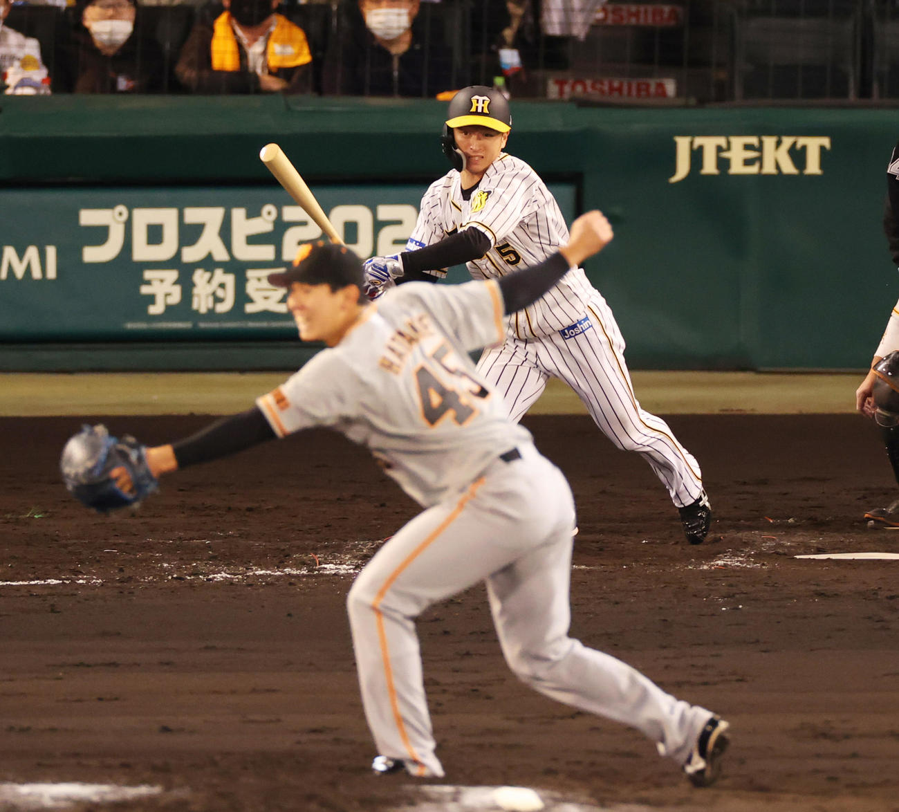 阪神対巨人　4回裏阪神2死二、三塁、二塁への適時内野安打を放つ近本（撮影・清水貴仁）