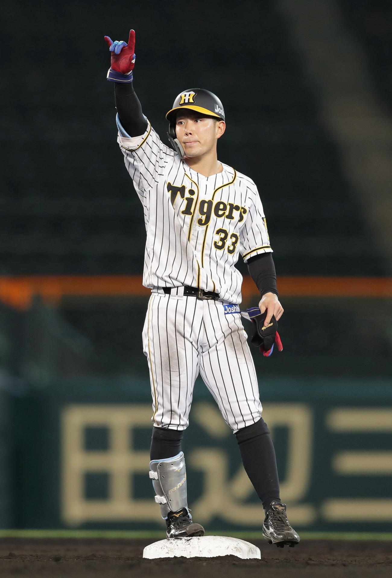阪神対巨人　4回裏阪神2死一、三塁、右中間へ2点適時二塁打を放ち、ベンチに向かってポーズを決める糸原（撮影・前田充）