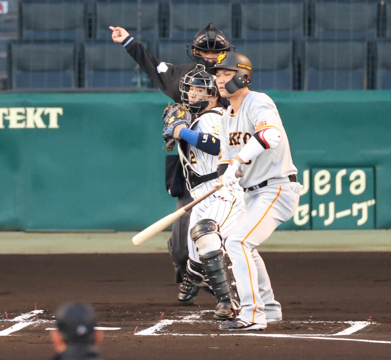 阪神対巨人　1回表巨人1死一塁、打者坂本の時に走った梶谷をアウトにする捕手梅野（撮影・清水貴仁）