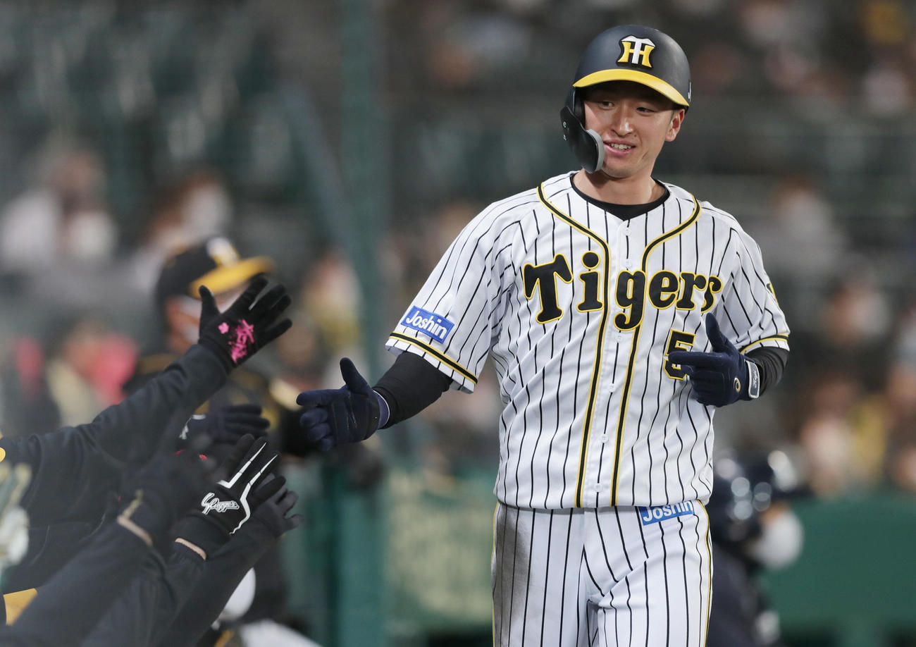 阪神対巨人　3回裏阪神無死一、三塁、捕手大城の悪送球で先制の生還を果たした近本（撮影・前田充）