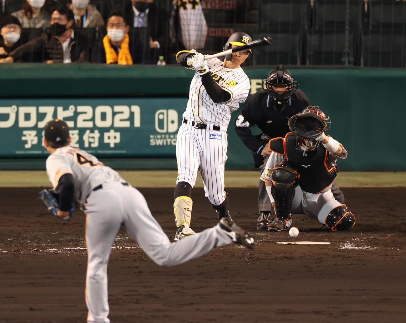 阪神対巨人　4回裏阪神無死、遊撃への内野安打を放つ佐藤輝（撮影・清水貴仁）