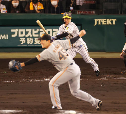 阪神対巨人　4回裏阪神2死二、三塁、二塁への適時内野安打を放つ近本（撮影・清水貴仁）