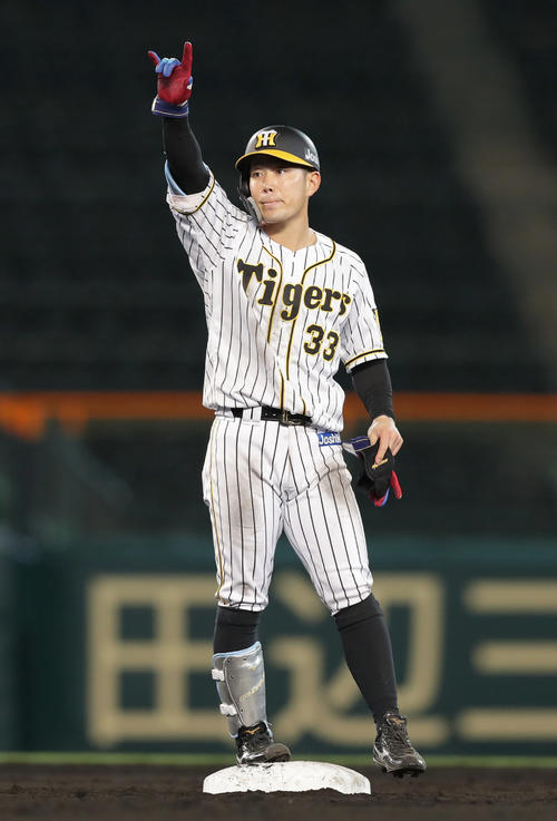 阪神対巨人　4回裏阪神2死一、三塁、右中間へ2点適時二塁打を放ち、ベンチに向かってポーズを決める糸原（撮影・前田充）
