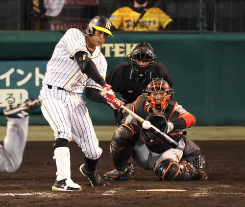 阪神対巨人　8回裏阪神無死一塁、左前打を放つ糸井（撮影・清水貴仁）