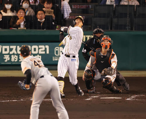 阪神対巨人　2回裏阪神無死一塁、左飛に倒れる佐藤輝（撮影・清水貴仁）