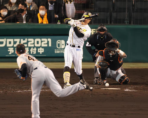 阪神対巨人　4回裏阪神無死、遊撃への内野安打を放つ佐藤輝（撮影・清水貴仁）