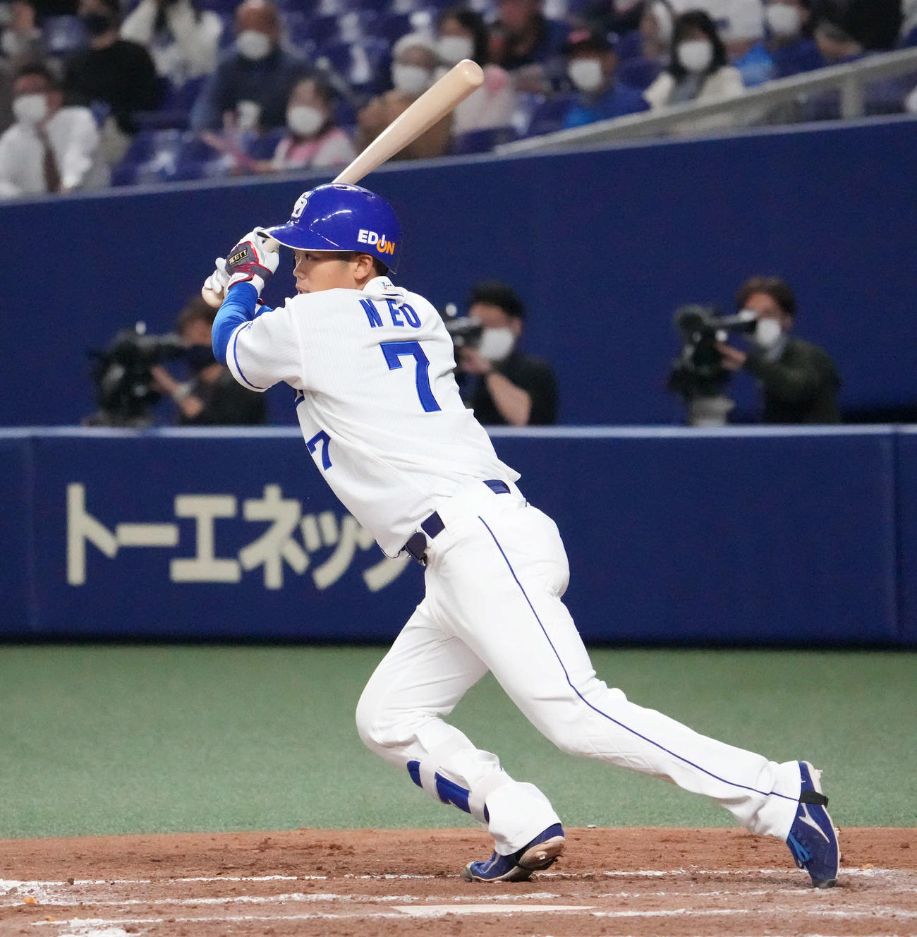 中日対DeNA 5回裏中日無死二塁、中前適時打を放つ根尾（撮影・森本幸一）