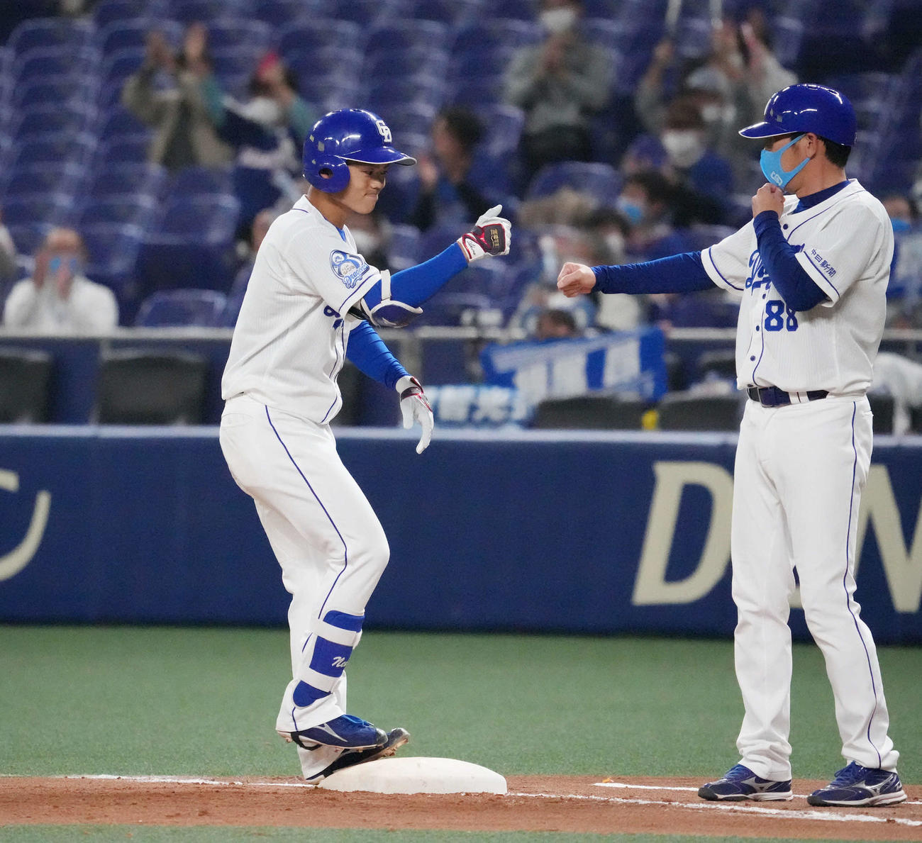 中日対DeNA 5回裏中日無死二塁、中前適時打を放った根尾はグータッチ（撮影・森本幸一）