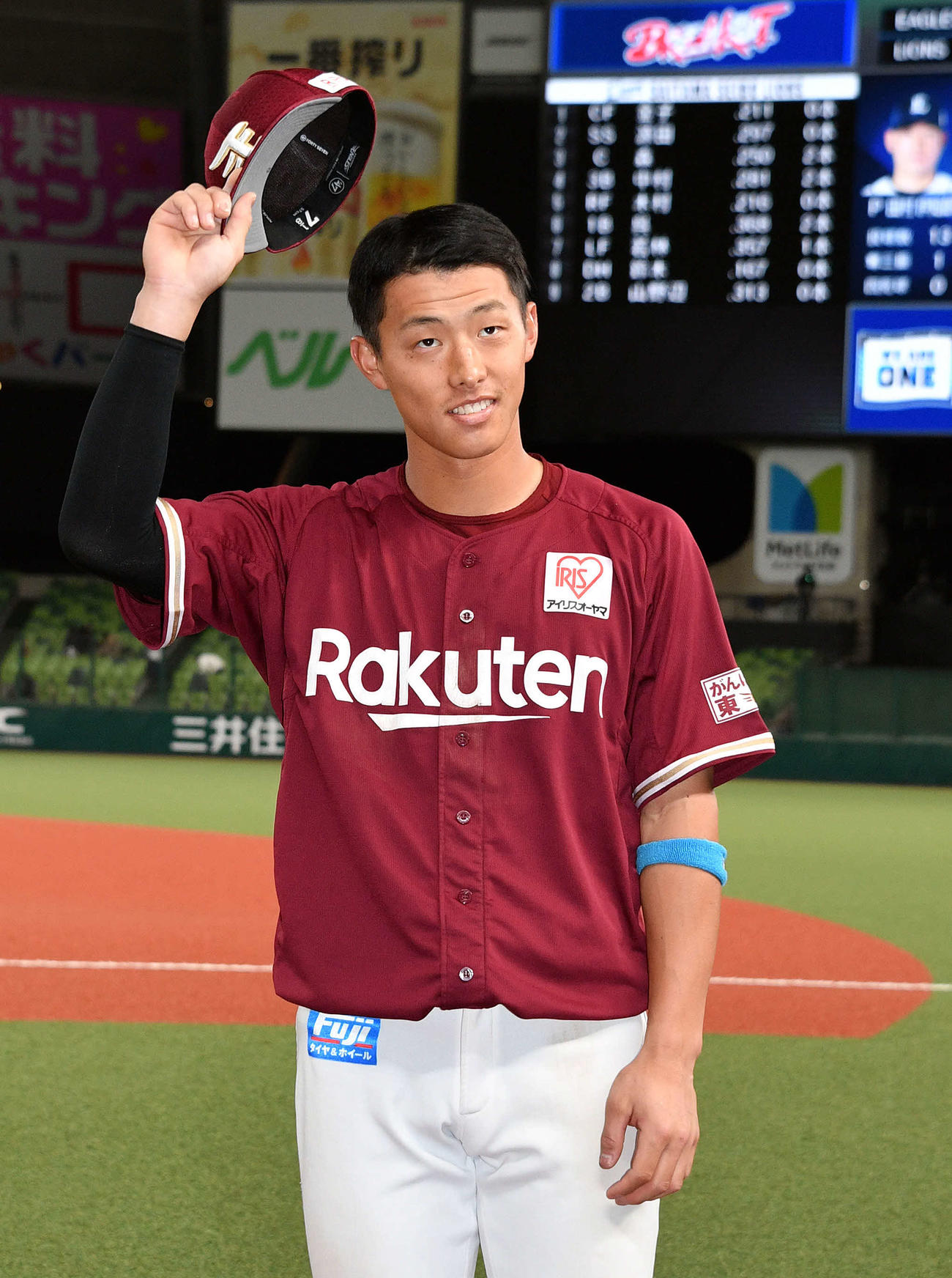西武対楽天　ヒーローインタビューを終えファンにあいさつする楽天辰己（撮影・滝沢徹郎）