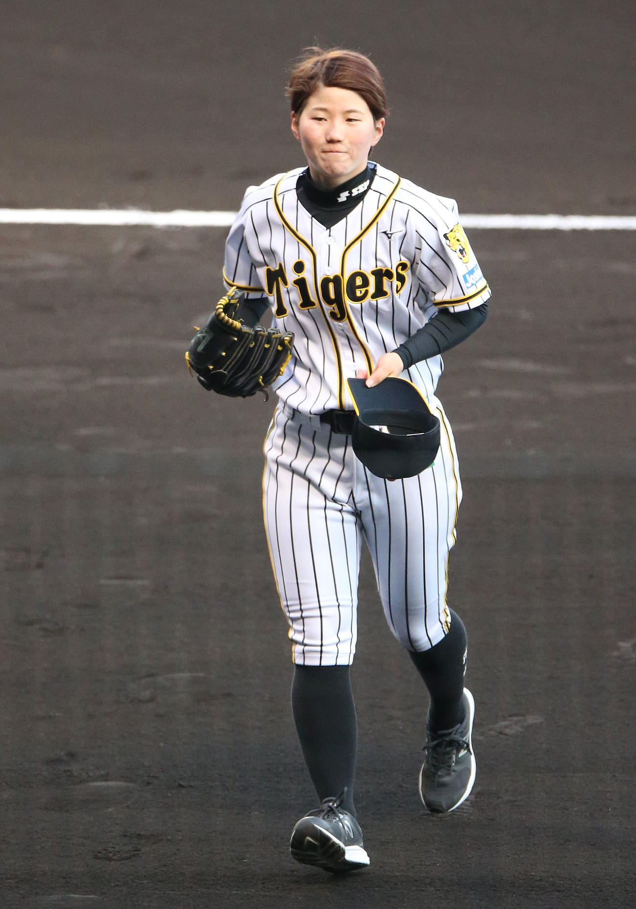 阪神対巨人　始球式したタイガースWomen水流（撮影・上山淳一）