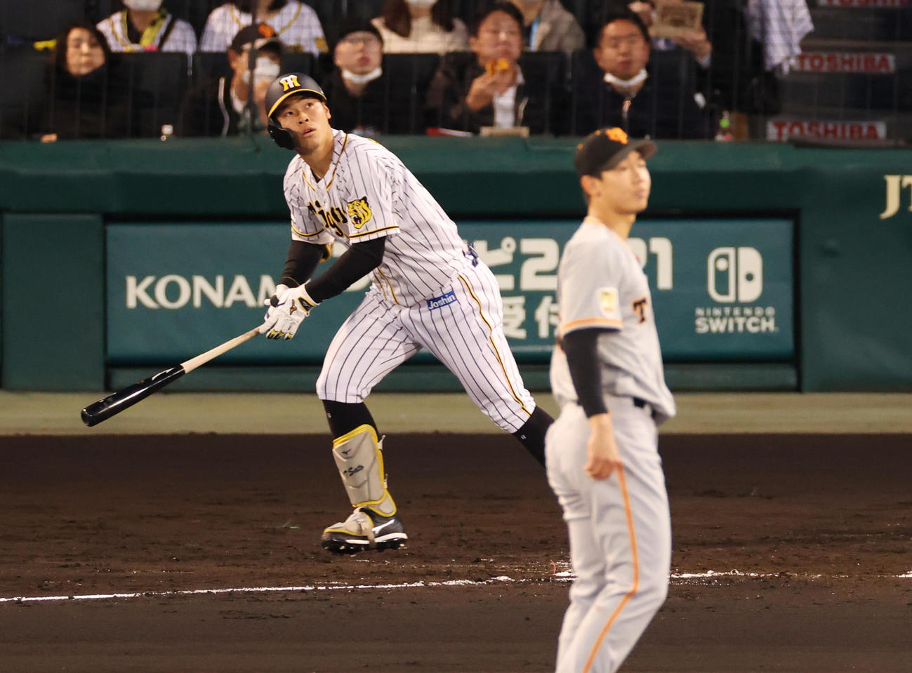 阪神対巨人　2回裏阪神無死一塁、左飛に倒れる佐藤輝（撮影・清水貴仁）