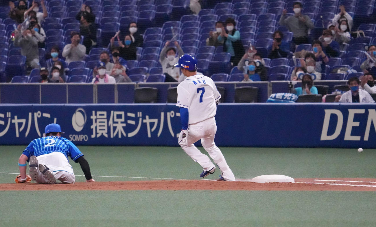 中日対DeNA 2回裏中日2死二、三塁、宮崎の悪送球に飛びつくも捕球できない牧（撮影・森本幸一）