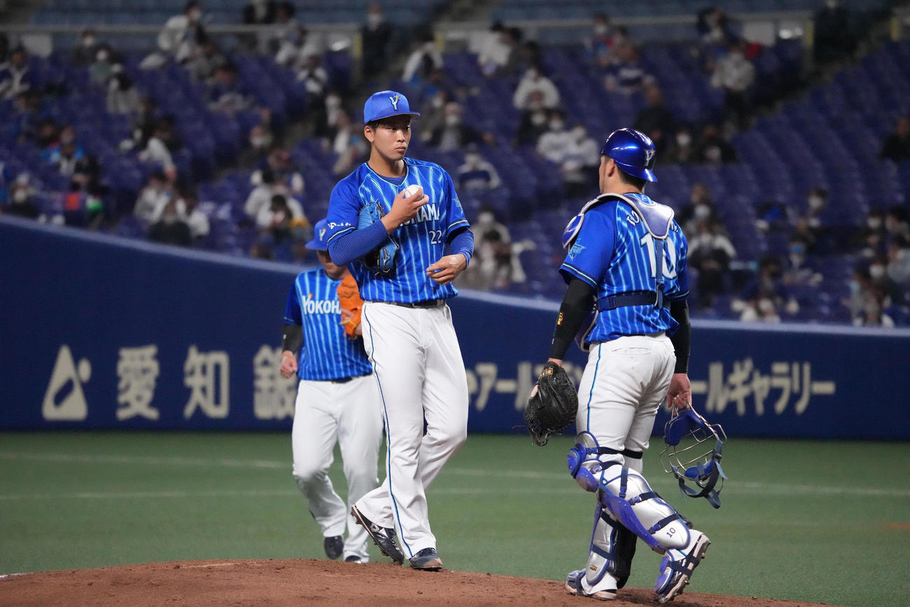 中日対DeNA 2回裏中日2死一、二塁、ボークで進塁を許したDeNA先発の入江（撮影・森本幸一）