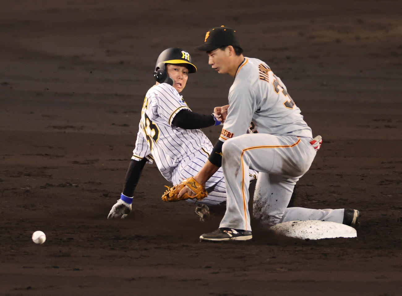 阪神対巨人　3回裏阪神無死一、三塁、打者マルテの時に一塁走者糸原が二盗成功、さらに捕手大城が悪送球で三塁走者近本が先制のホームを踏む、二塁手は広岡（撮影・清水貴仁）