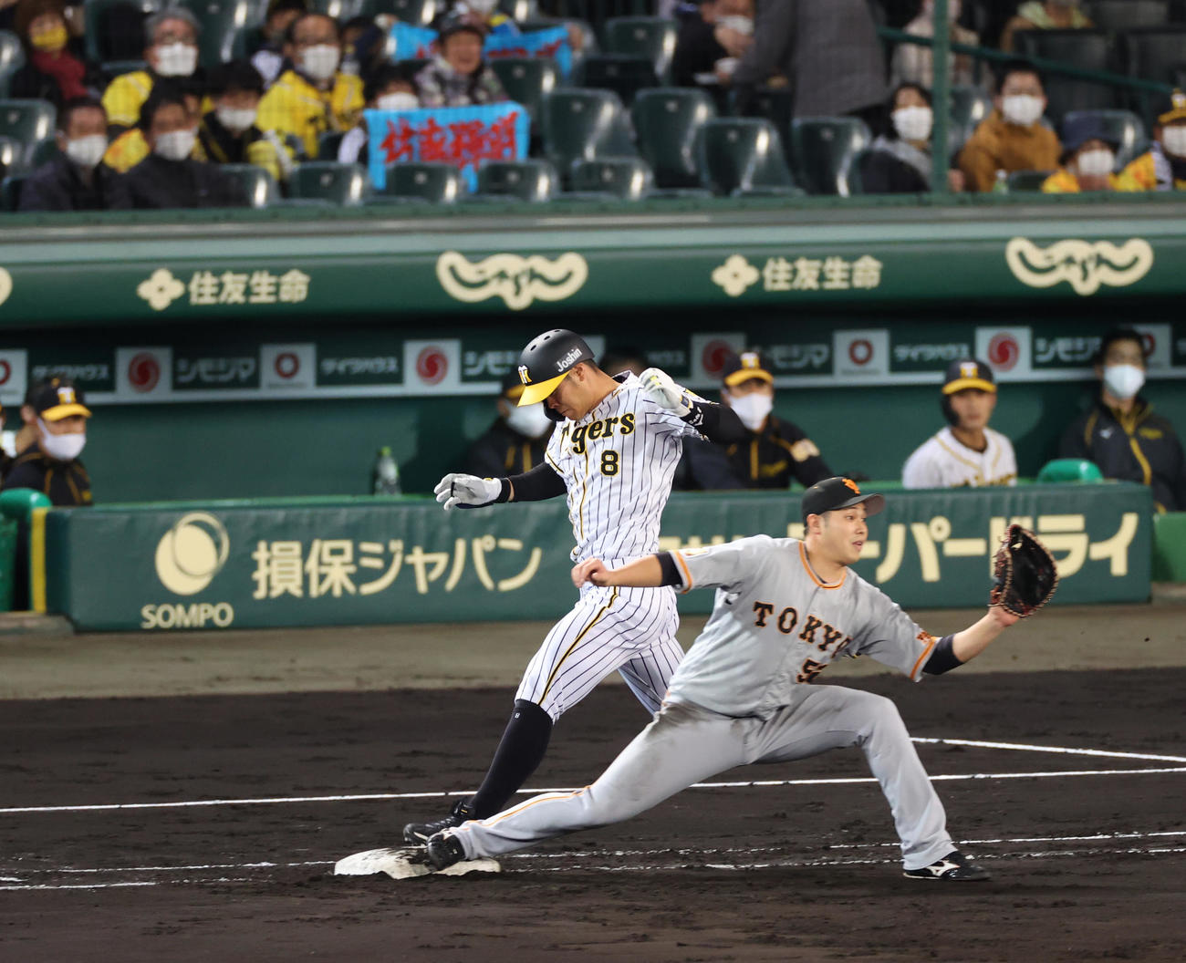 阪神対巨人　4回裏阪神無死、遊撃への内野安打を放つ佐藤輝（撮影・清水貴仁）