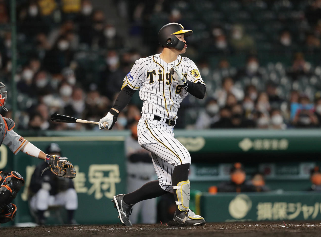 阪神対巨人　4回裏阪神無死、遊撃へ内野安打を放つ佐藤輝（撮影・前田充）