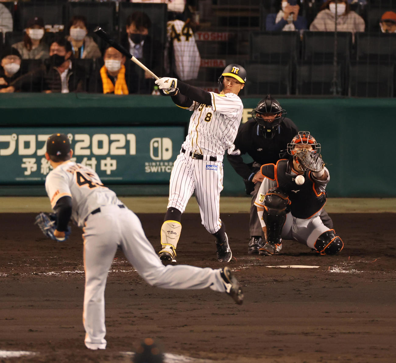 阪神対巨人　4回裏阪神無死、遊撃への内野安打を放つ佐藤輝（撮影・清水貴仁）