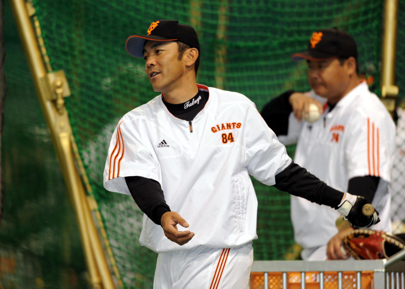 笑顔でノックする巨人木村拓也コーチ（10年3月17日）