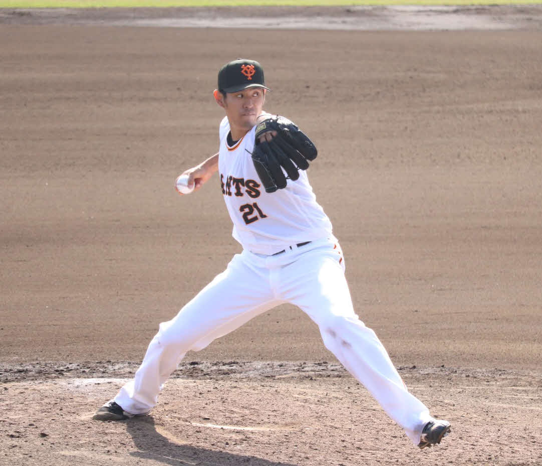 イースタン・リーグ巨人対ロッテ　先発し力投する巨人井納（撮影・久永壮真）