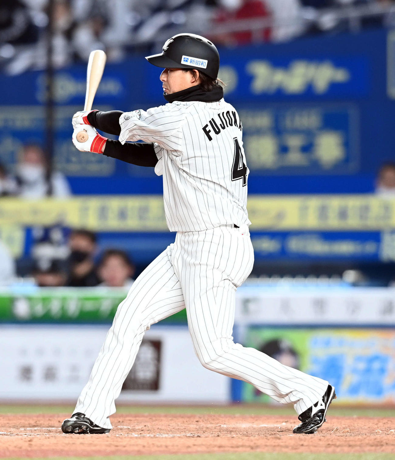 ロッテ対オリックス　7回裏ロッテ2死一塁、右越えに2点本塁打を放つ藤岡（撮影・たえ見朱実）