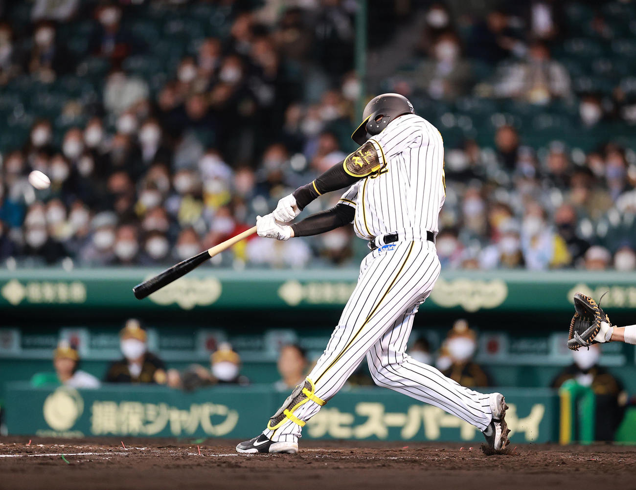 阪神対巨人　5回裏阪神無死一塁、中越え2点本塁打を放つサンズ（撮影・浅見桂子）