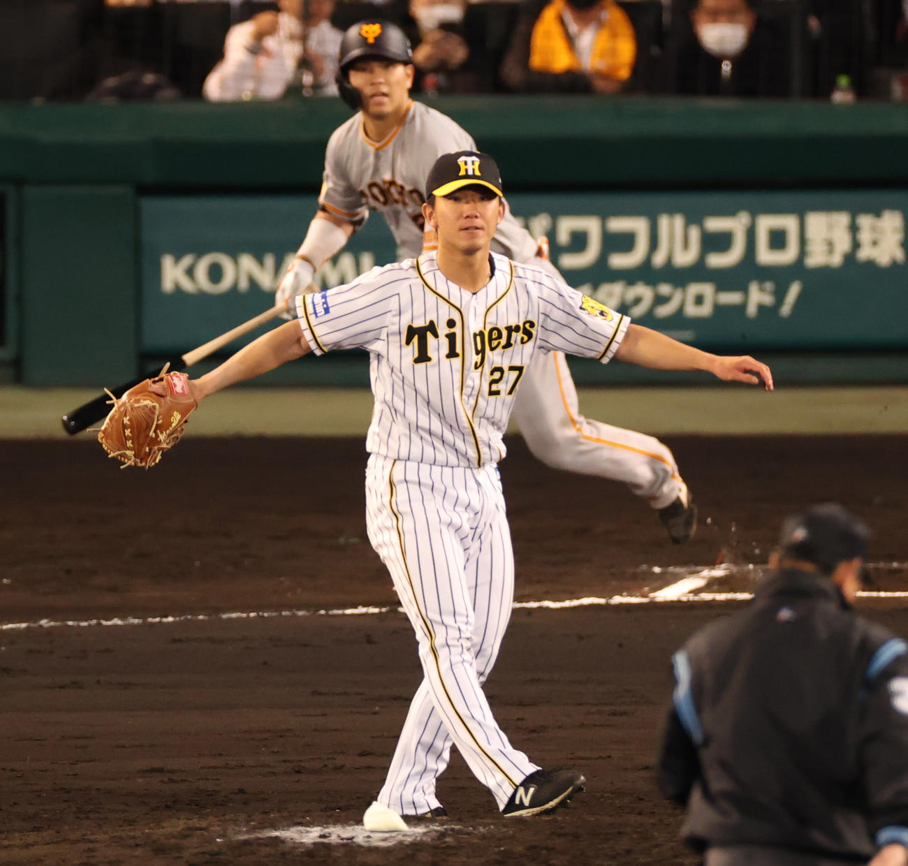 阪神対巨人　6回表巨人無死一塁、大城を遊ゴロ併殺に仕留める伊藤将（撮影・清水貴仁）