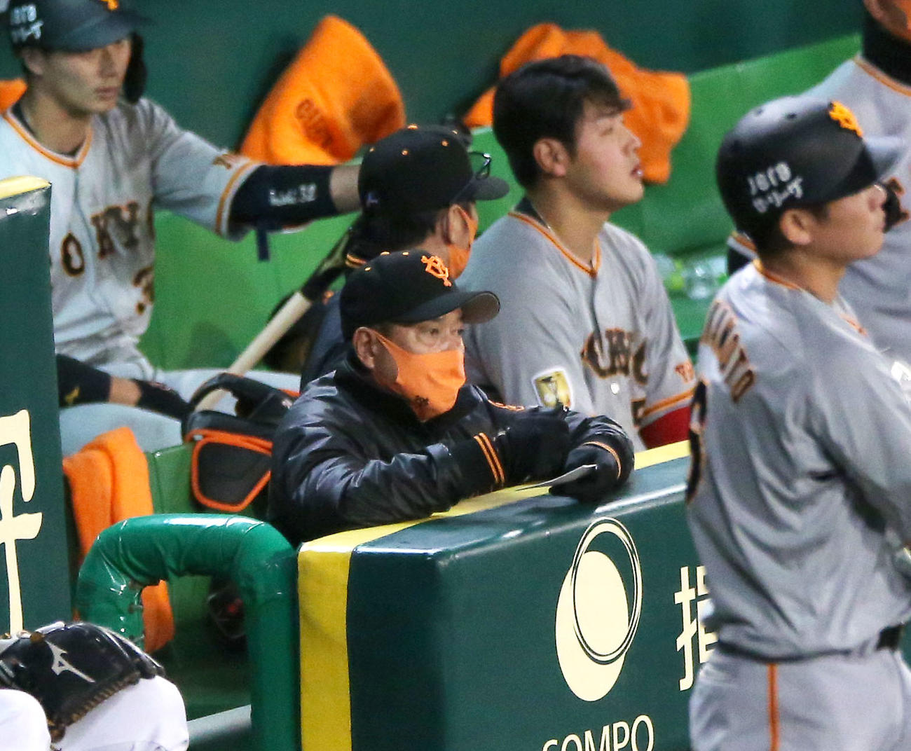 阪神対巨人　7回表の攻撃中、原監督（中央）はグラウンドを見ながらベンチでメモを取る（撮影・上山淳一）