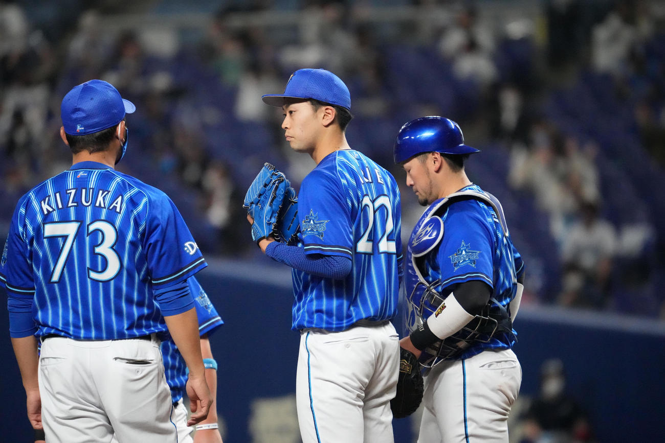 中日対DeNA 5回裏中日無死一塁、マウンドに集まる入江（中央）らDeNAナイン（撮影・森本幸一）