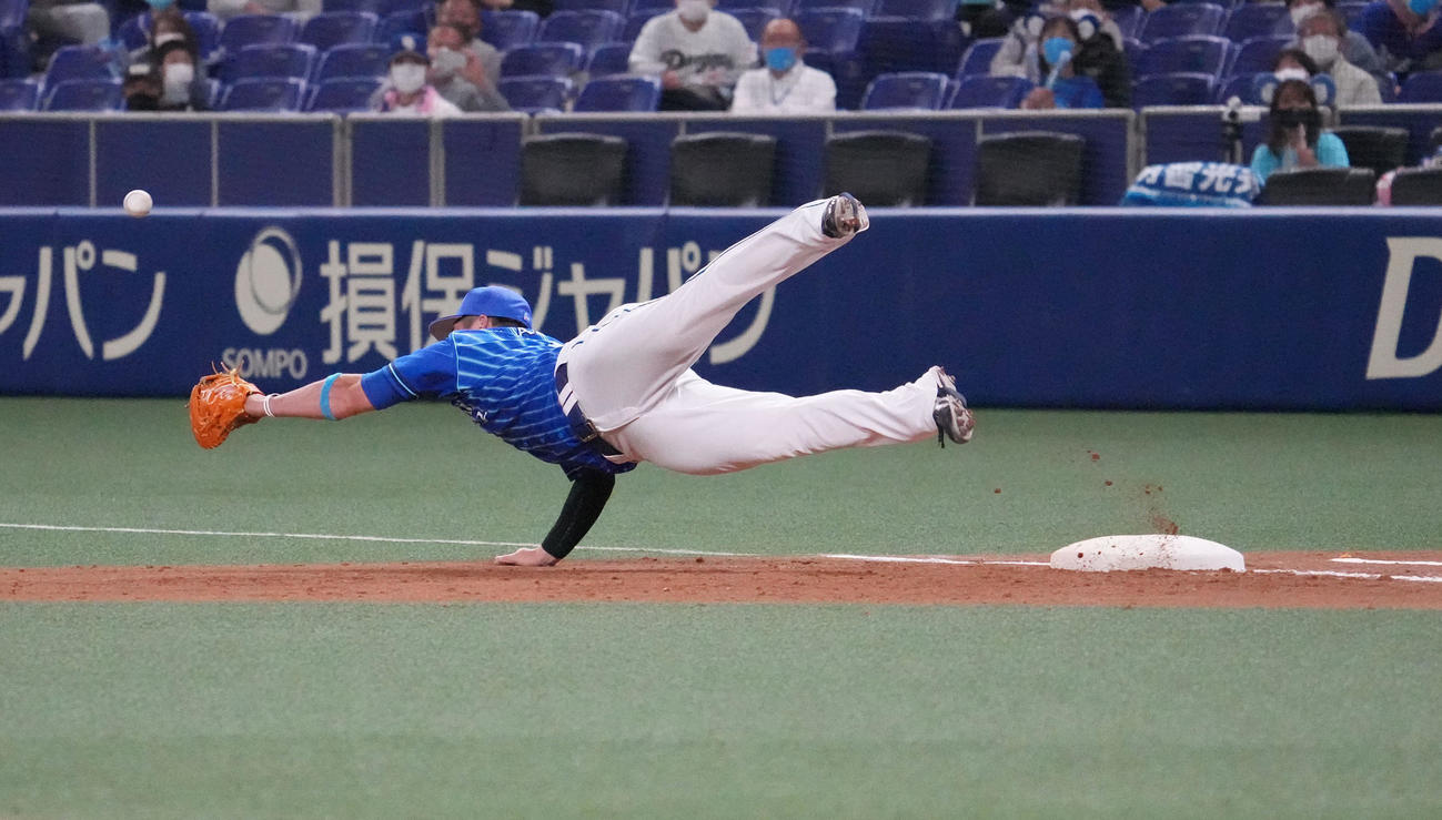 中日対DeNA 2回裏中日2死二、三塁、宮崎の悪送球に飛びつくも捕球できない牧（撮影・森本幸一）