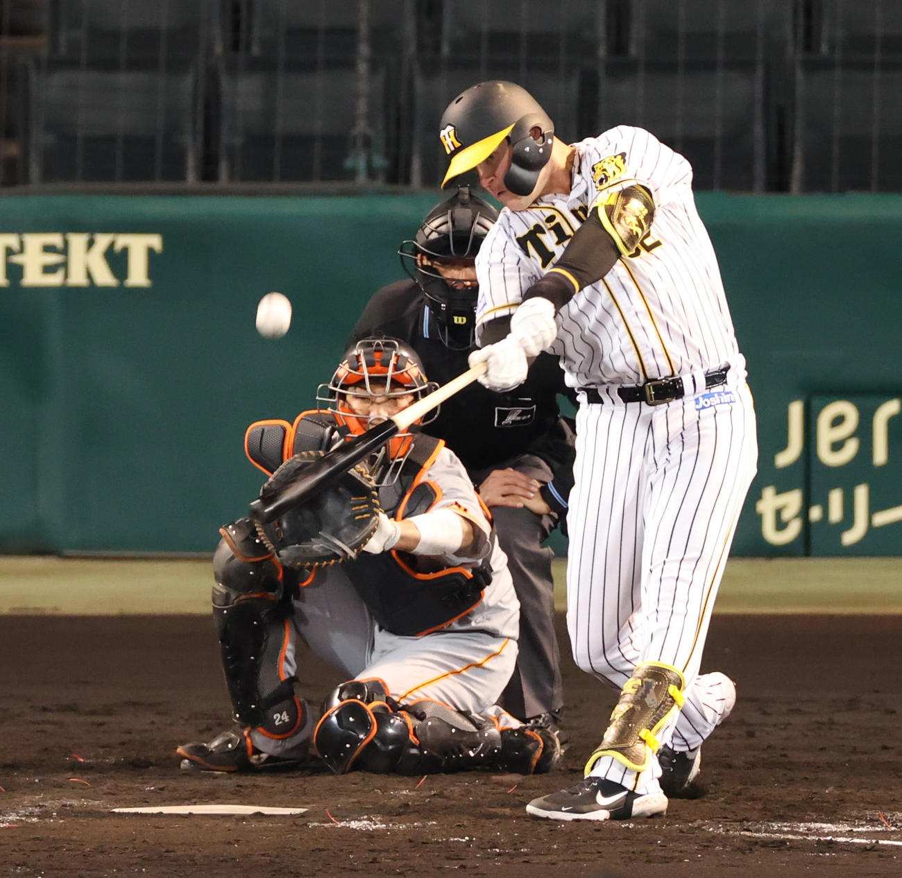 5回裏阪神無死一塁、中越え2点本塁打を放つサンズ（撮影・清水貴仁）