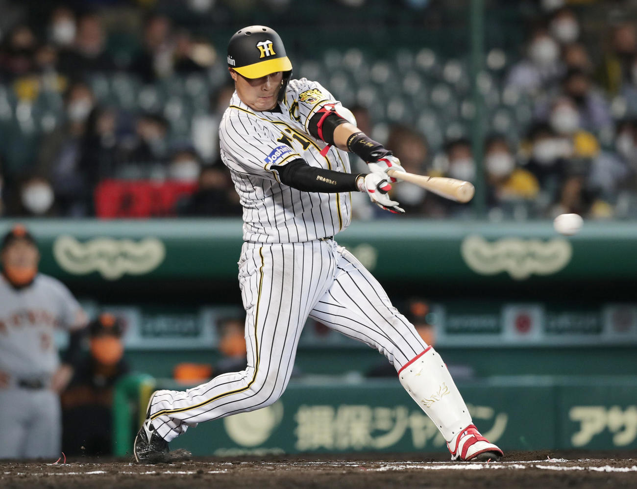 阪神対巨人　6回裏阪神2死一塁、左翼線に適時二塁打を放つ大山（撮影・前田充）