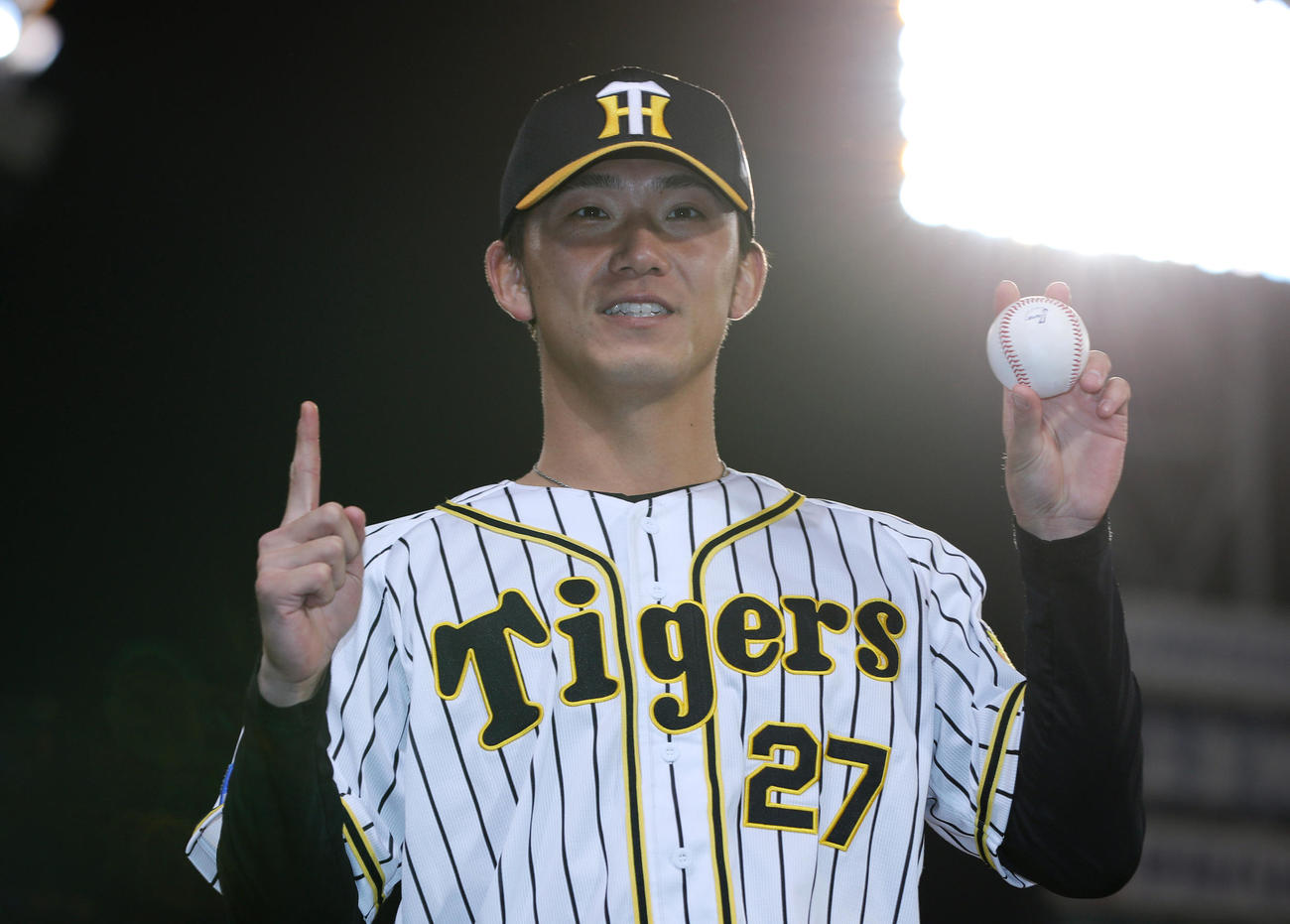 阪神対巨人　プロ初勝利を挙げ、勝利球を手にポーズを決める阪神伊藤将（撮影・前田充）