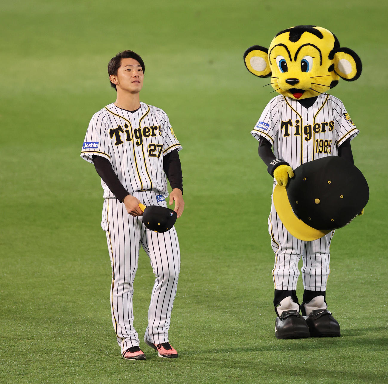 阪神対巨人　プロ初勝利を挙げファンにあいさつする伊藤将（撮影・清水貴仁）