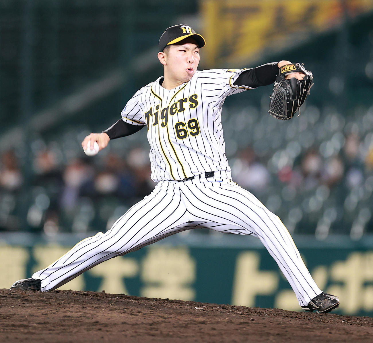 阪神対巨人　9回表巨人の攻撃を抑えた石井大（撮影・浅見桂子）