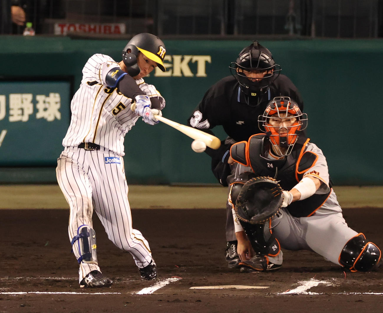 阪神対巨人　6回裏阪神無死、中前打を放つ近本（撮影・清水貴仁）
