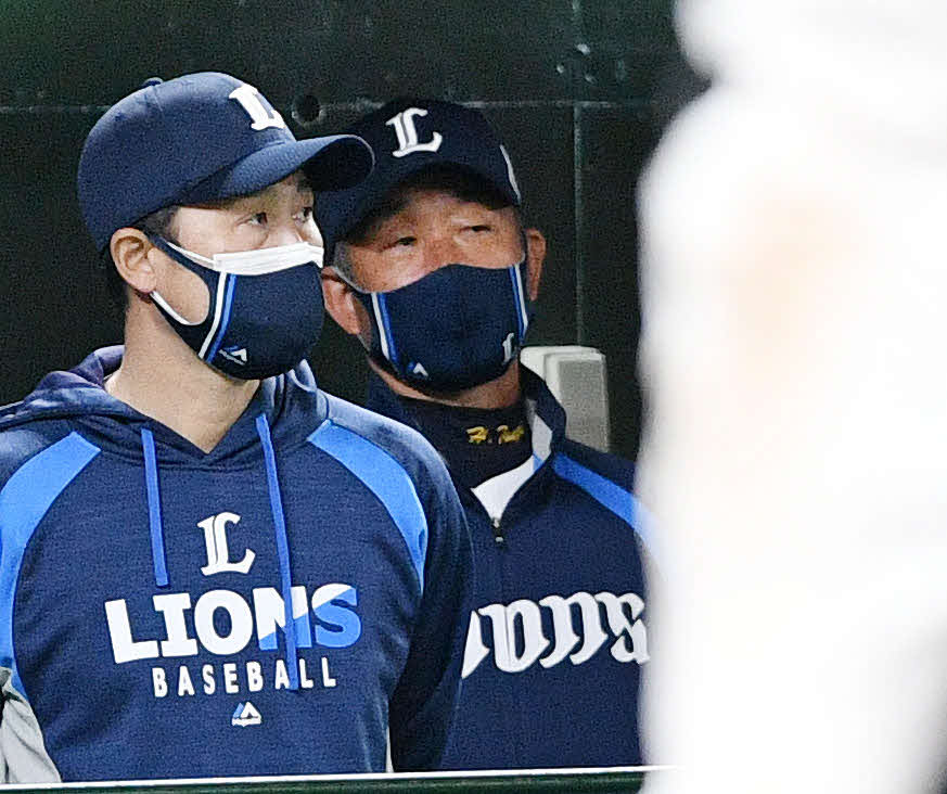 西武対楽天　9回、戦況を見つめる西武辻監督（奥）（撮影・滝沢徹郎）