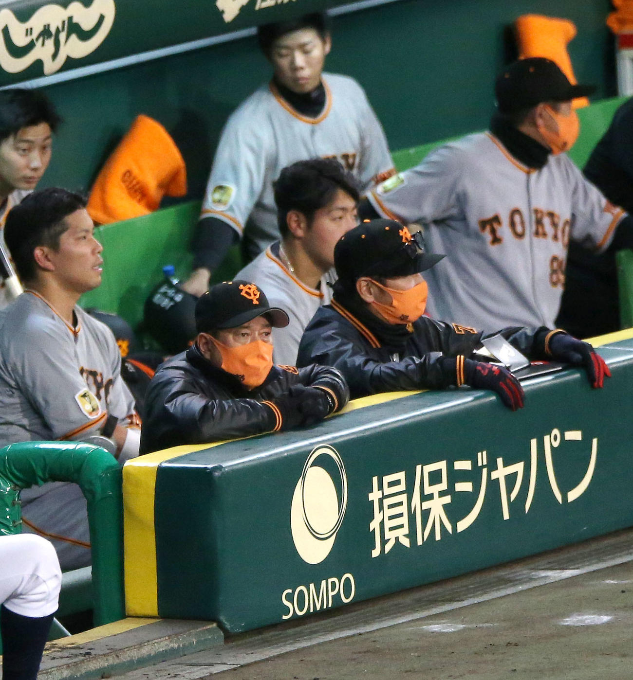 阪神対巨人2回戦　9回、ベンチで沈黙する原辰徳監督（手前左）ら巨人ベンチ（撮影・上山淳一）