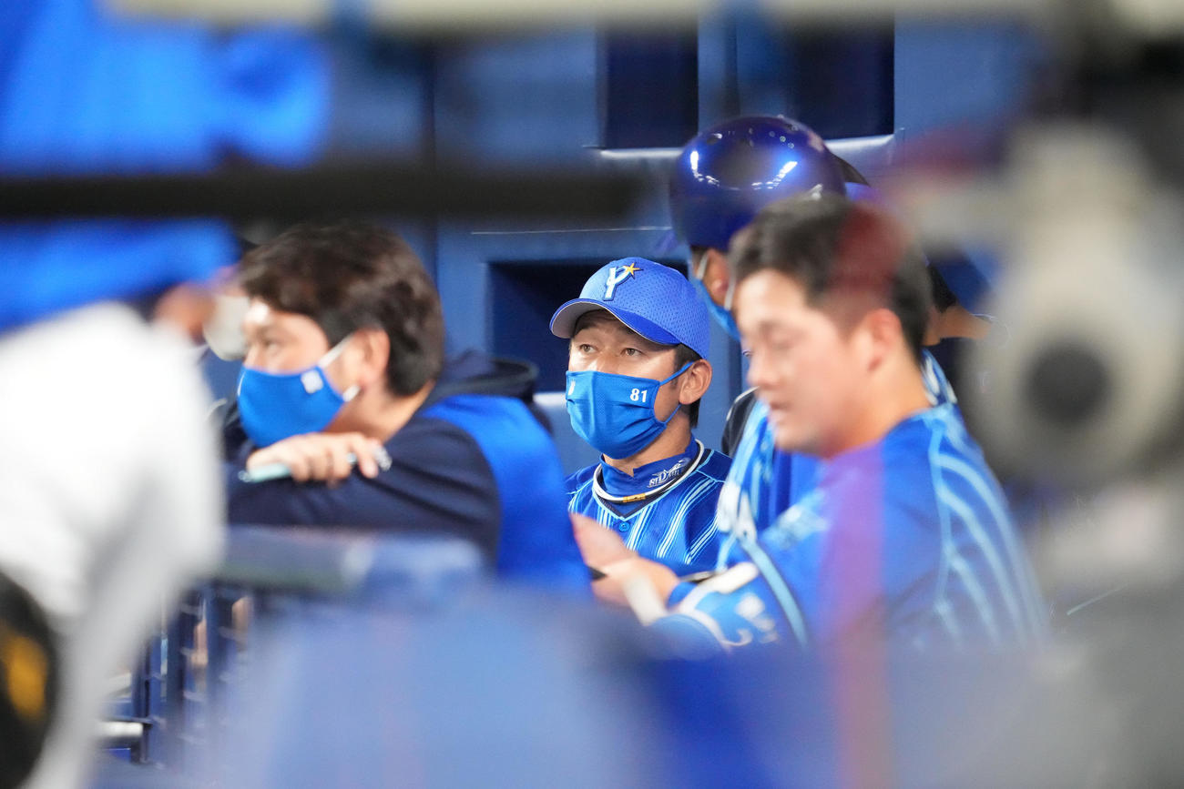 中日対DeNA 7回表DeNA攻撃終了、ベンチの三浦監督（撮影・森本幸一）