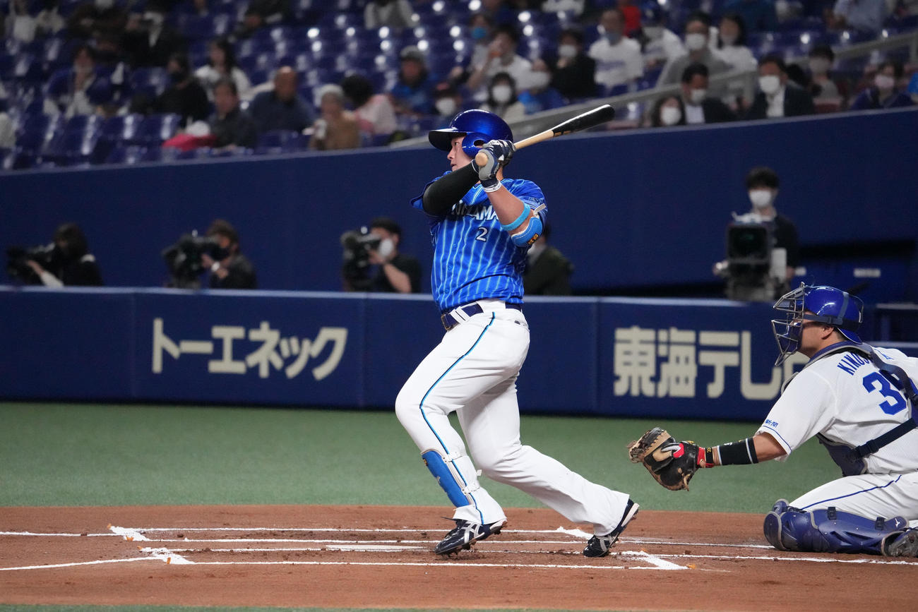 中前安打を放った牧（撮影・森本幸一）