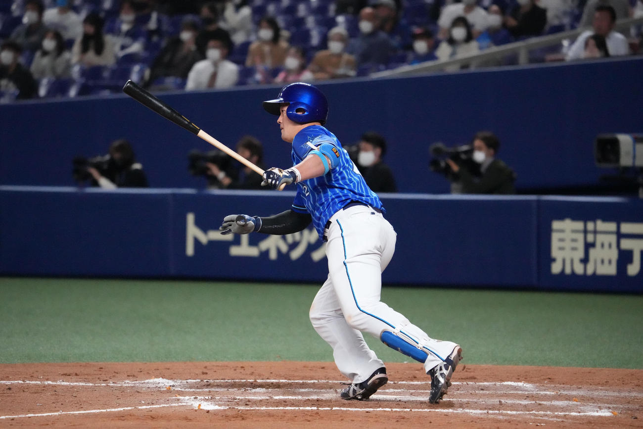 左前安打を放った牧（撮影・森本幸一）