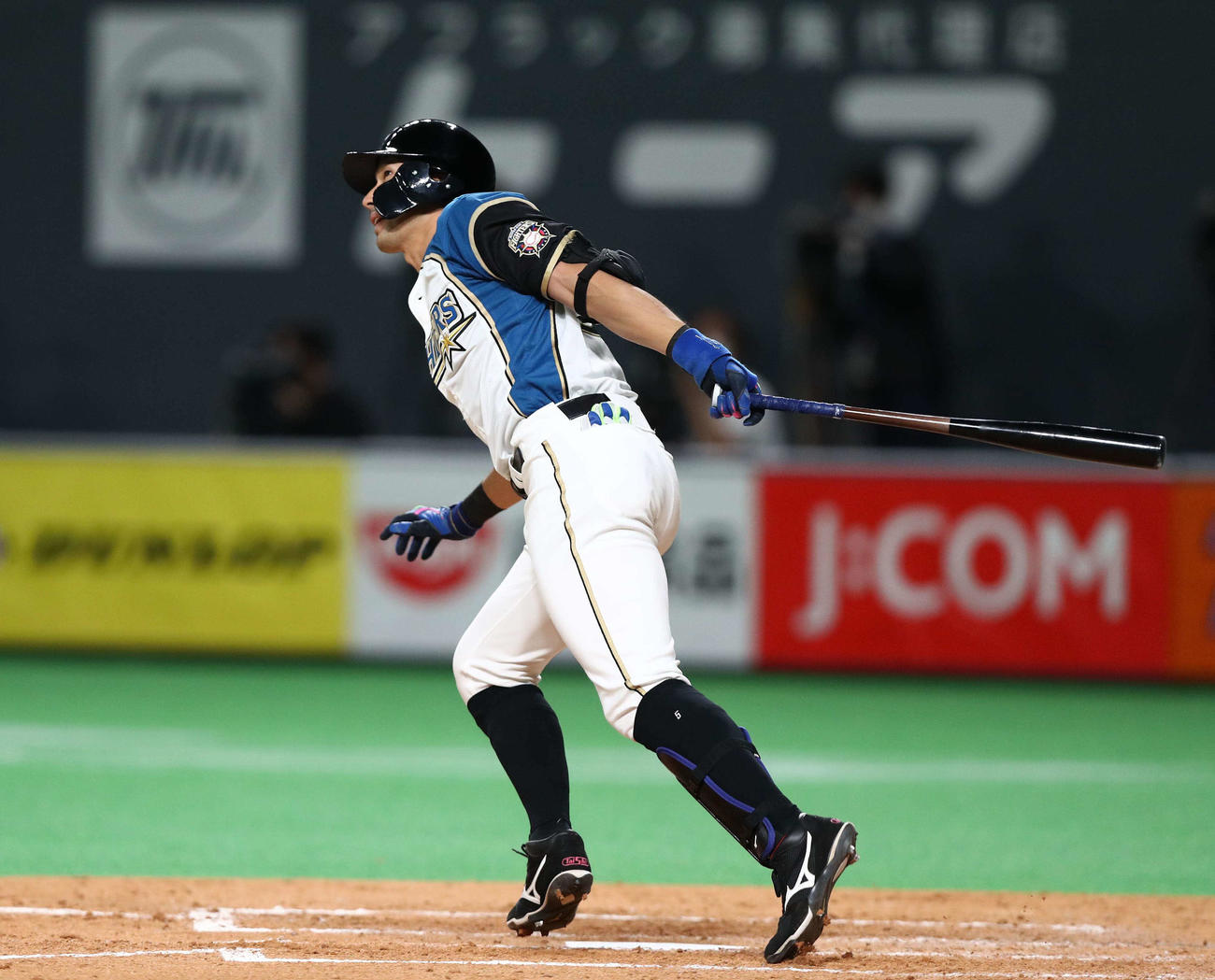 日本ハム対ソフトバンク　4回裏日本ハム1死二塁、左越え2点本塁打を放つ大田（撮影・黒川智章）